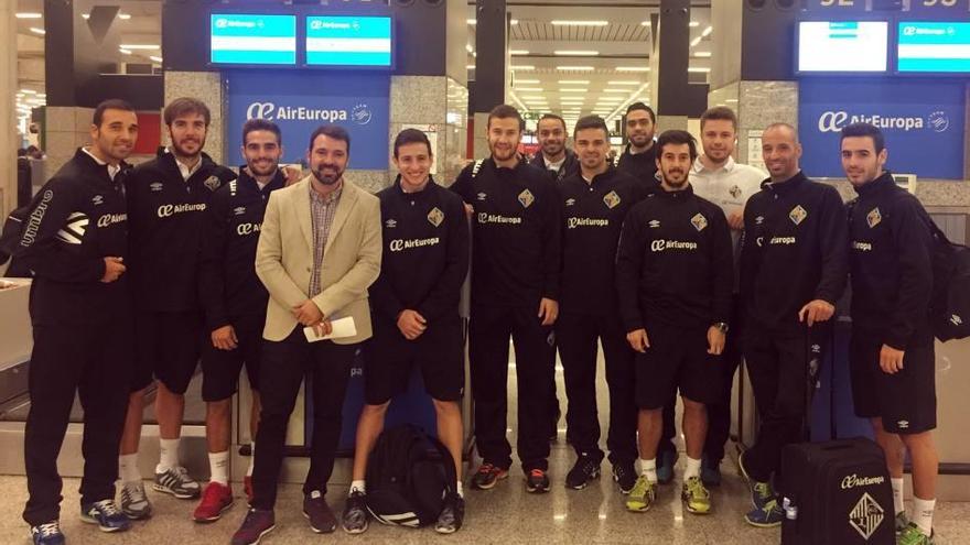 La plantilla del Palma Futsal, ayer en el Son Sant Joan antes de emprender vuelo.