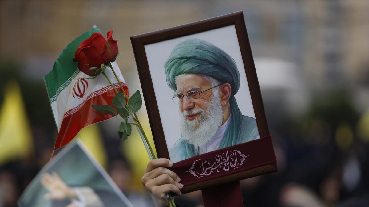 Miles de personas marchan en el sur de Beirut tras un llamamiento de Hezbolá, expresando dolor tras el asesinato del líder supremo de Irán, Alí Jamenei