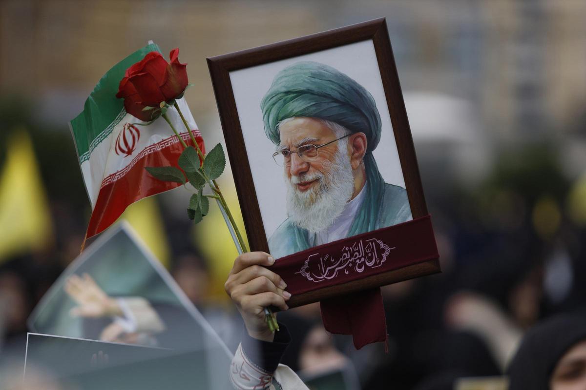 Miles de personas marchan en el sur de Beirut tras un llamamiento de Hezbolá, expresando dolor tras el asesinato del líder supremo de Irán, Alí Jamenei