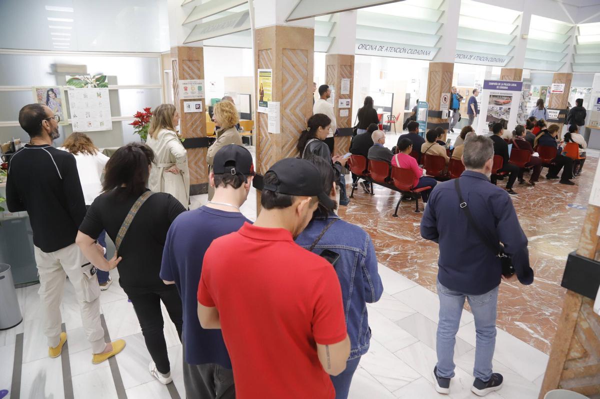 A.J.González Oficina de atención al ciudadano ciudadanía del Ayuntamiento de Córdoba en Gran Capitán Solicitud de empadronamiento para el proceso de regularización de inmigrantes migrantes