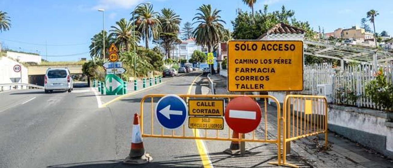 El cierre de la carretera de Tafira altera el tráfico y las guaguas a 2.800 vecinos