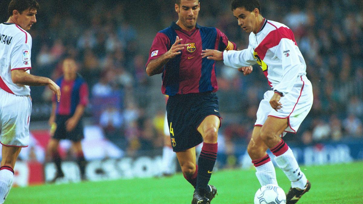 Míchel defensa una pilota davant Guardiola en un Barça-Rayo el 2001