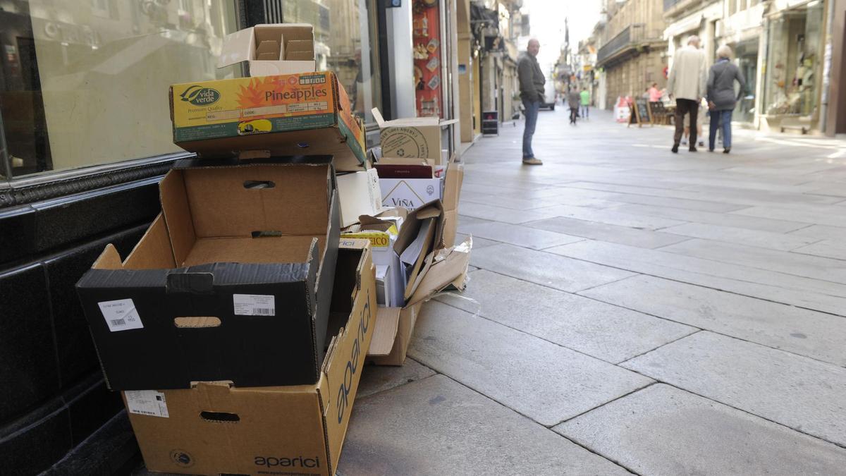 Cajas de cartón del pequeño comercio esperando a ser recogidas.