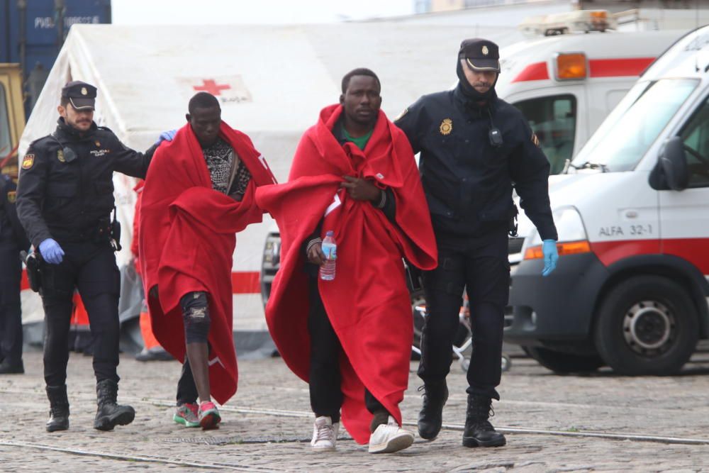 Rescatan a los 53 ocupantes de una patera en Málaga