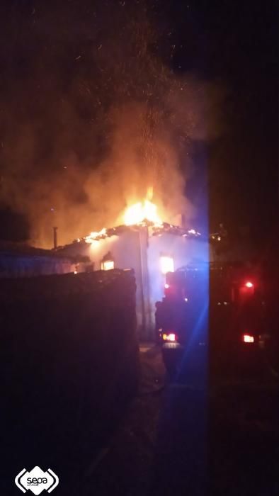 Un incendio calcina por completo una casa en Cangas de Onís.