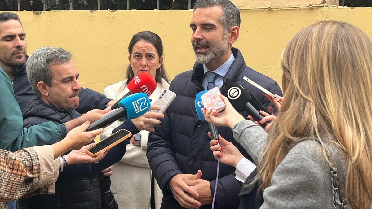 El consejero de Agricultura de la Junta de Andalucía, Ramón Fernández-Pacheco, atiende a los medios de comunicación en Almería.