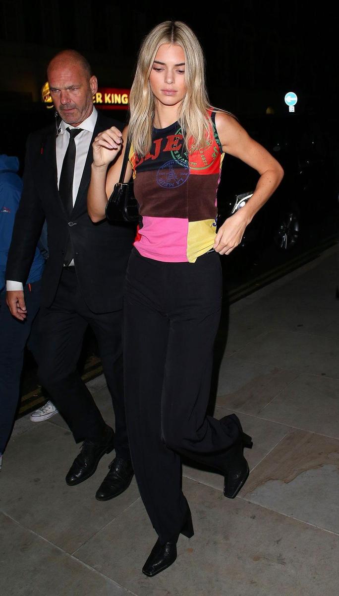 Kendall Jenner, la nueva rubia, llegando a la fiesta en Londres