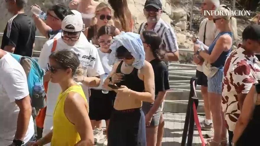 Colas de turistas al sol para coger el ascensor del castillo de Santa Bárbara de Alicante