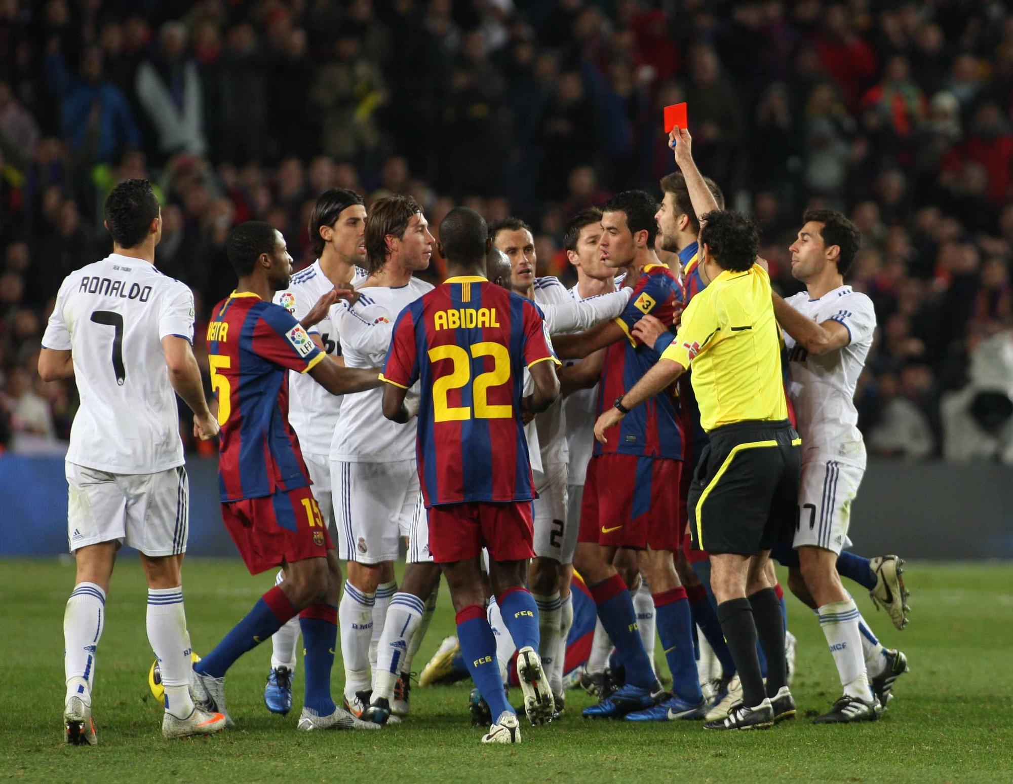 Trifulca entre los jugadores del FC Barcelona y Real Madrid en un 'clásico' de 2010.