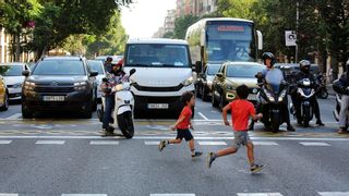 Trànsit y policías locales multarán a los conductores que no respetan la preferencia de peatones en semáforos y pasos de cebra