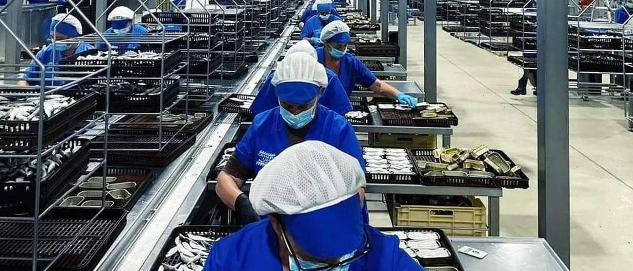 Un grupo de mujeres trabajando en las nuevas instalaciones de Lago Paganini, en Bueu.