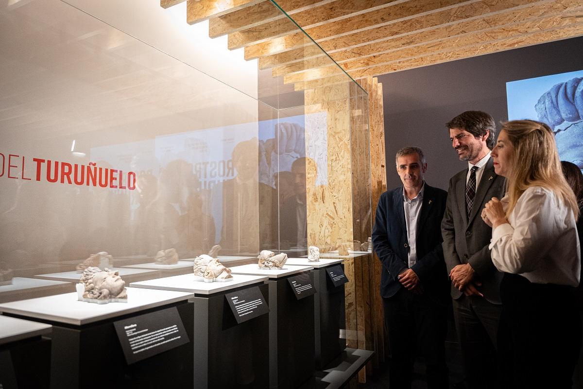 El ministro de Cultura y la presidente la Junta en la inauguración de la exposición de los rostros del Turuñuelo en el MAN, esta mañana.