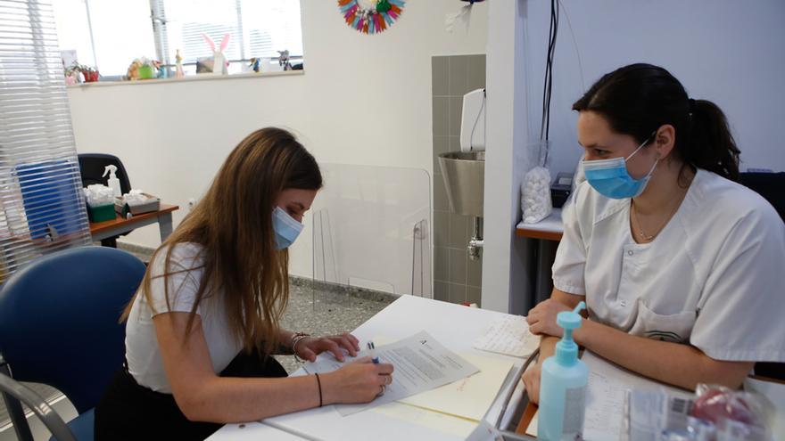 Córdoba reanuda la vacunación de profesionales esenciales pendientes de una segunda dosis