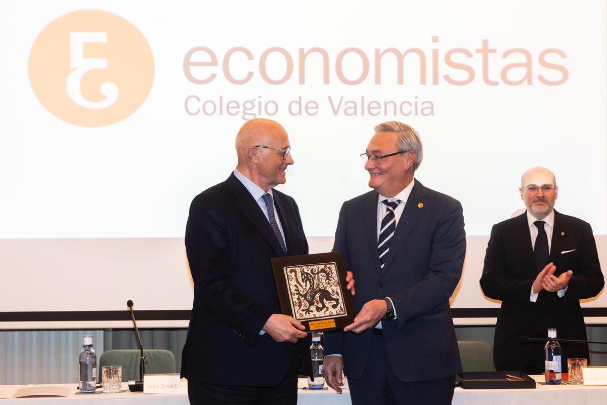Josep Oliu y Juanjo Enríquez, en la sede del COEV.