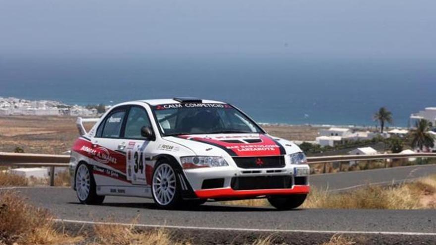 Antonio Suárez y Moisés Robaina en el Mitsubishi EVO VII con el que compiten en Lanzarote. | motoradiario.com