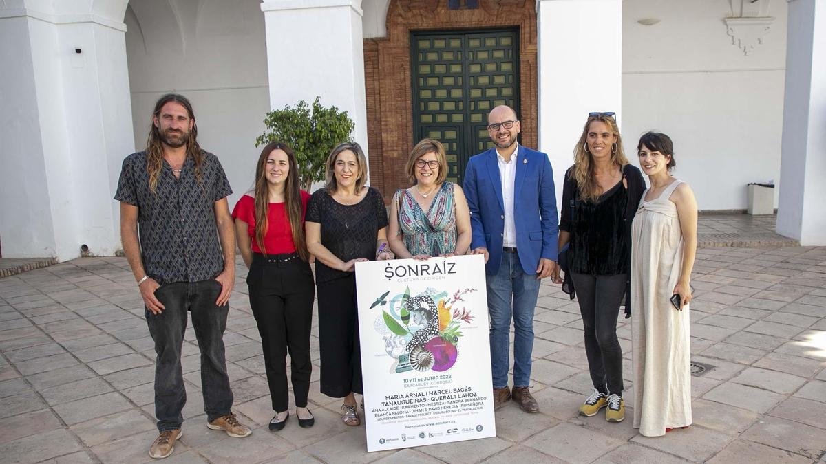 Autoridades y organizadores del festival Sonraíz de Carcabuey.