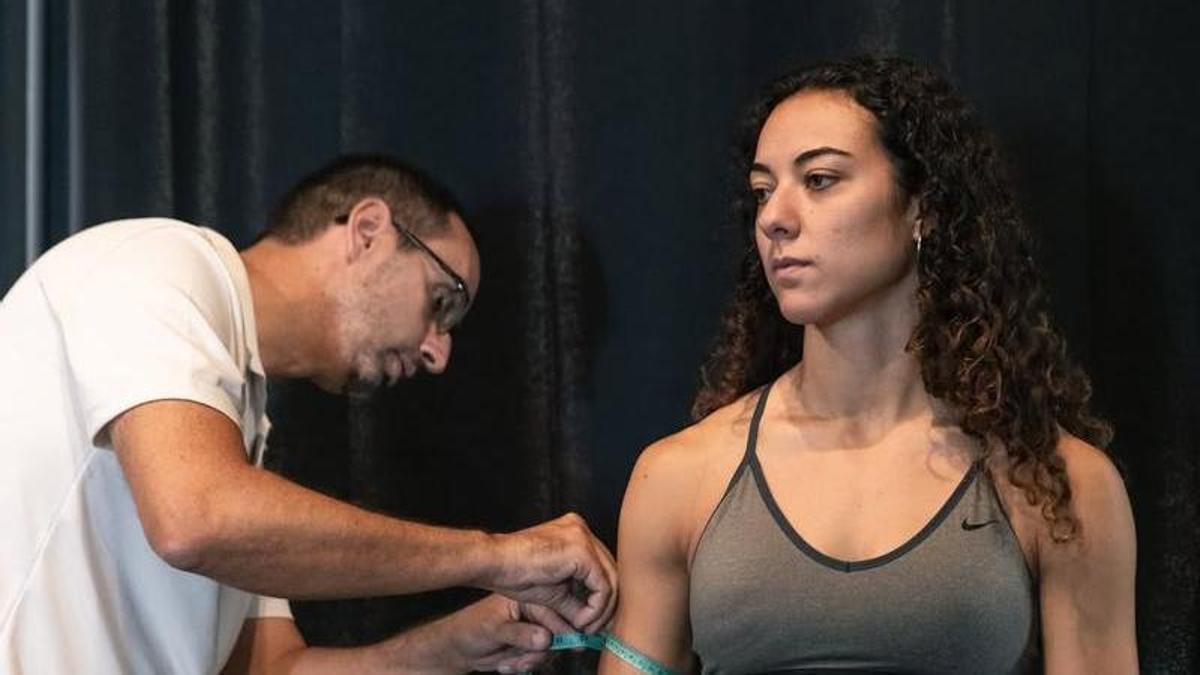 Helio Méndez con la atleta Mariana Bento.