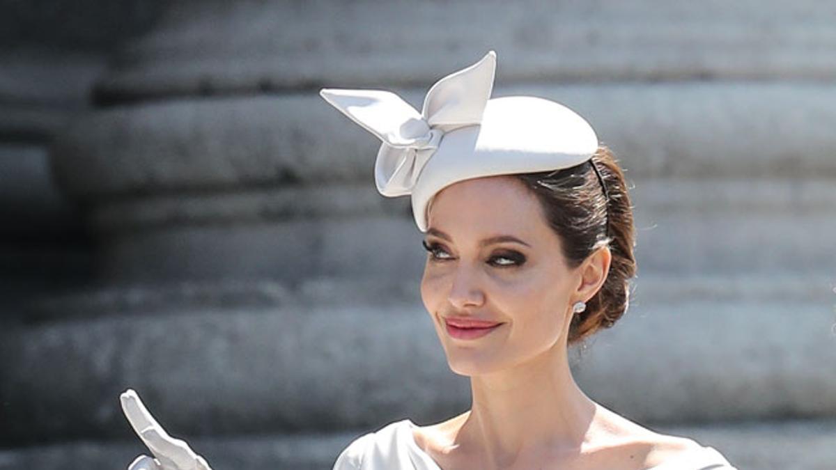 Angelina Jolie con look gris perla en Londres