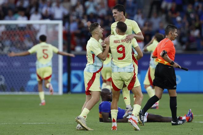 Los jugadores españoles celebran la medalla de oro conseguida tras vencer a Francia al finalizar la prórroga del partido por la medalla de oro de los Juegos Olímpicos de París 2024 que Francia y España disputan este viernes en el Parc des Princes, de Paris . 