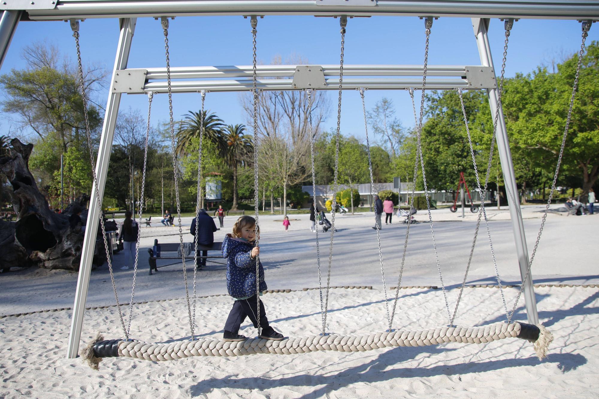 En imágenes: Nuevas diversiones en los parques de Gijón: así disfrutan los pequeños de las novedades en las zonas infantiles