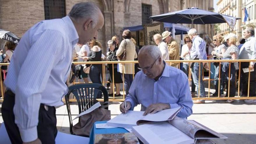 Firma de libros de Baltasar Bueno