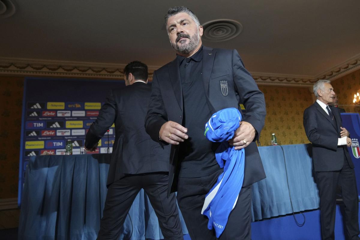Gennaro Gattuso takes the Italian shirt at the end of his presentation.