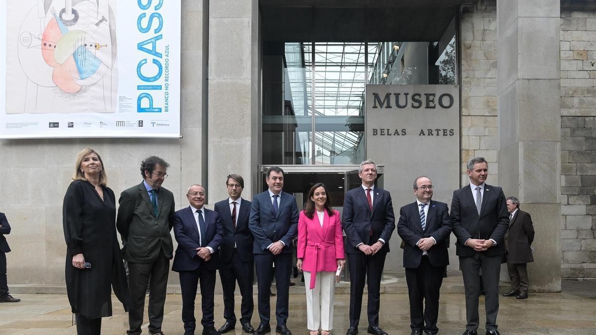 El ministro de Cultura, Miquel Iceta, y el presidente de la Xunta, Alfonso Rueda, junto a otras autoridades, inauguran la muestra 'Picasso blanco en el recuerdo azul'