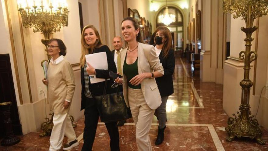 Mónica Martínez, con miembros del grupo municipal socialista a  la entrada de un pleno municipal.