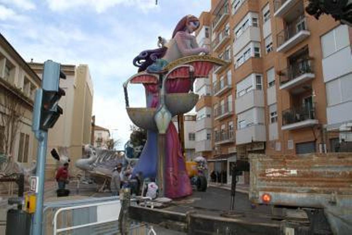 Galería fotos: Las comisiones falleras de Burriana sacan sus monumentos a la calle