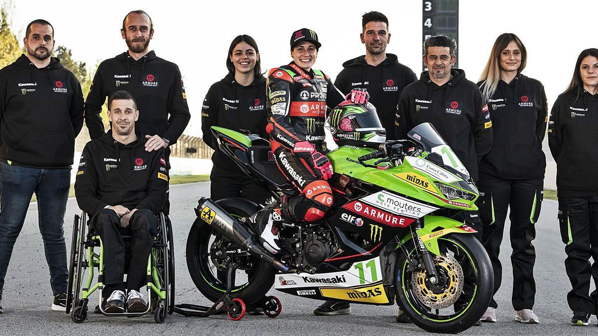 Ana Carrasco, junto a todo el equipo del equipo Provec Racing de Kawasaki. | PROVEC RACING