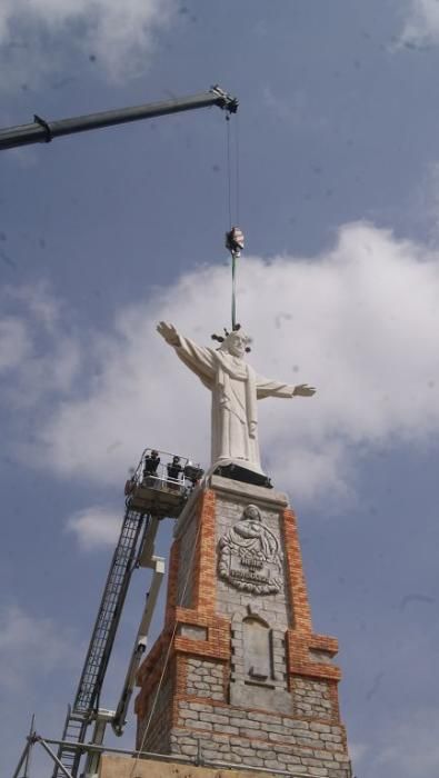 Montaje del monumento 'Los Jardines del Rey Lobo' en la plaza Circular de Murcia