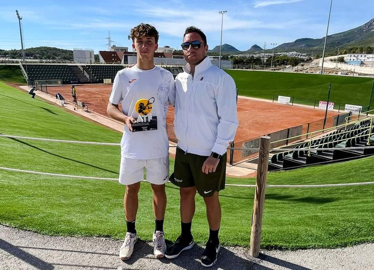 Sergi Fita, junto a su entrenador, posa con el trofeo de campeón en La Nucía.