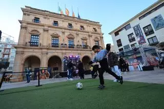 Galería | La final de la Supercopa ya se siente en la Fan Zone de la Plaza Mayor de Castelló