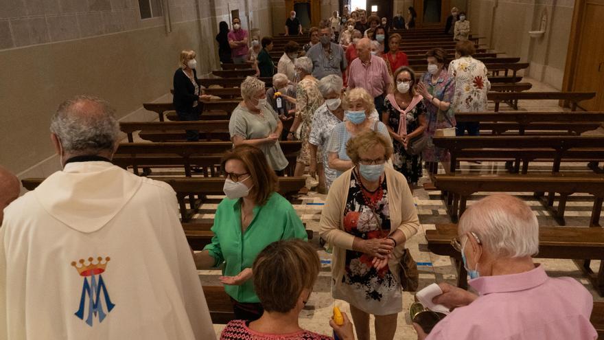 Los fieles veneran la sandalia de la Virgen del Tránsito siguiendo el protoclo COVID