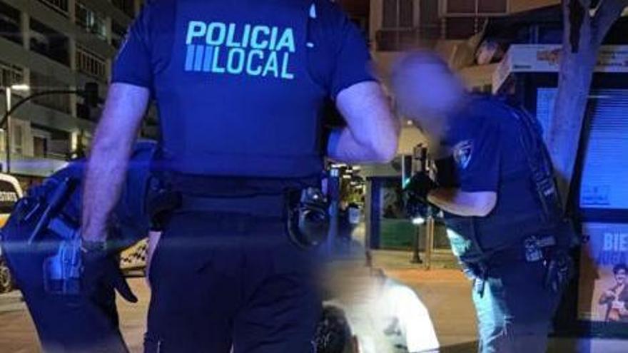 Agentes de la Policía Municipal de Ibiza en el Parque de la Paz con uno de los heridos.