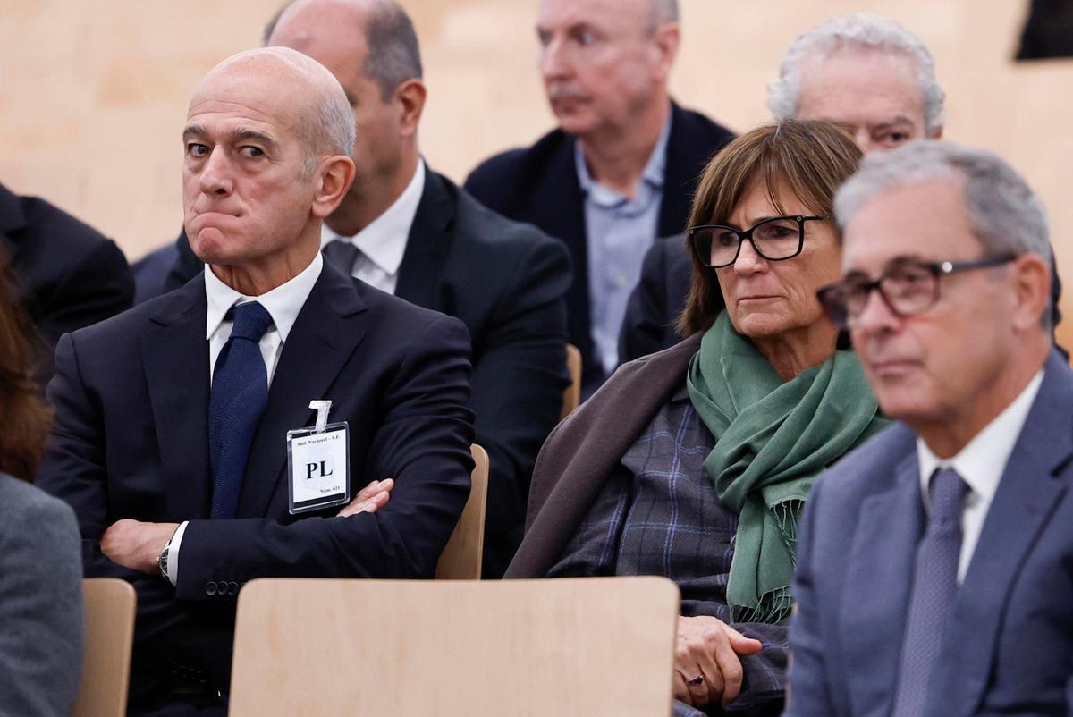 Imagen de archivo del inicio del juicio  a los Pujol por presuntos delitos de corrupción en relación con la fortuna familia, donde los hijos de Jordi Pujol, Pere (i) y Marta (d) se sentaban en el banquillo de los acusados em la Audiencia Nacional, San Fernando de Henares, Madrid.