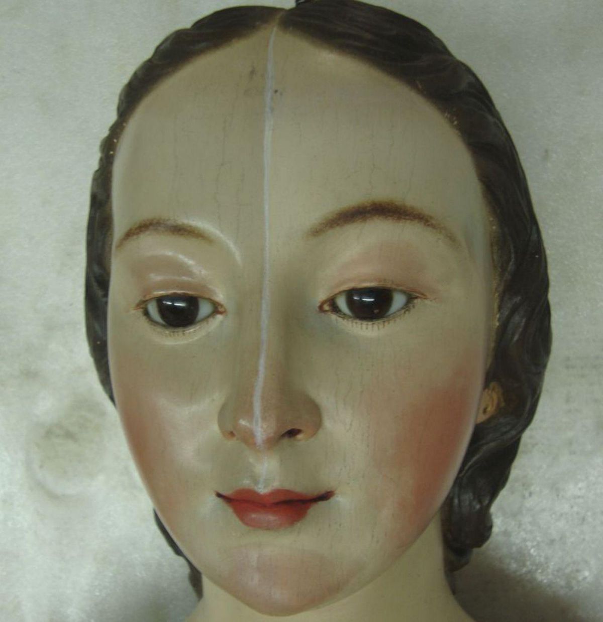 Arriba los rostros de la Virgen y del niño durante el proceso de limpieza . A la derecha, detalle donde se aprecia el año de realización de la imagen y abajo, la firma del artista. | |  CEDIDAS