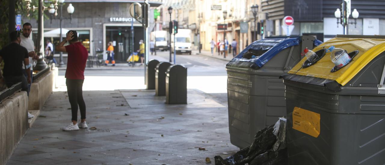 Basura depositada de forma ilegal en contenedores en el Portal de Elche de Alicante, ciudad en la que no se puede sacar la basura antes de las 20 horas