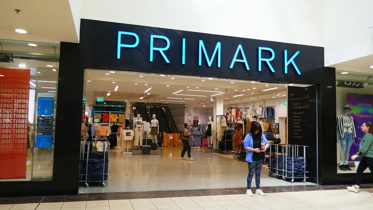 Mañana se esperan colas kilométricas en Primark para conseguir lo zapatos de tacón alto "super cómodos" más baratos del mercado: disponibles en negro y rosa