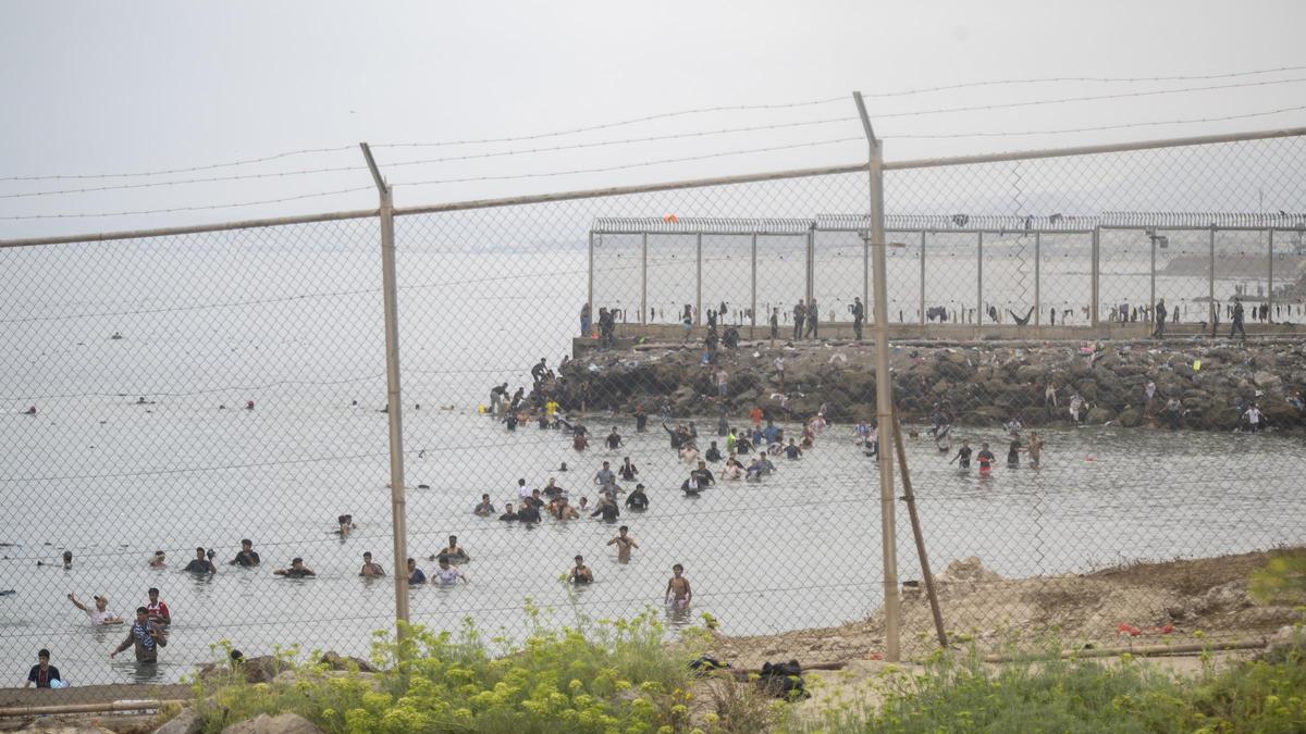 CRISIS MIGRATORIA | Marruecos reconoce 40.000 entradas de migrantes a Ceuta y 11 muertos en su territorio