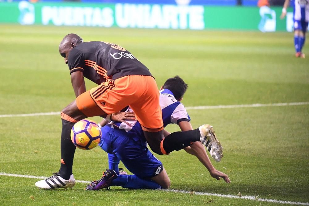 Un Çolak notable librea el ataque con un gran gol y un error suyo propicia el empate (1-1).