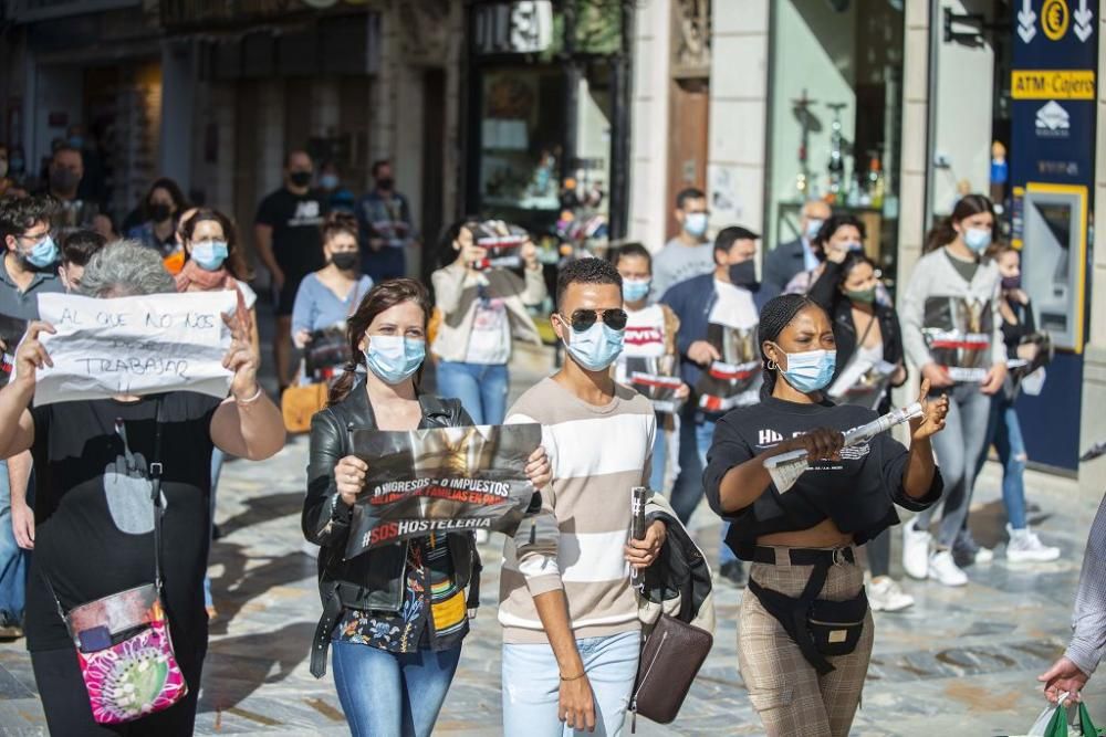 Los hosteleros protestan en las calles de Cartagena sin el apoyo de su patronal