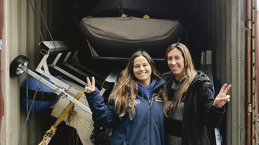 Sofía Toro y Ángela Pumariega, tras preparar su barco para el traslado a Miami.