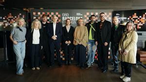 En el centro, la directora del Consorci de Comerç, Artesania i Moda de Catalunya, Agnès Russiñol (de negro), junto a la directora de la 080, Marta Coca, y el director general de Comerç, Jordi Torrades. Acompañados de varios de los diseñadores que presentrán sus propuestas en la 33ª edición de la cita de la moda catalana.