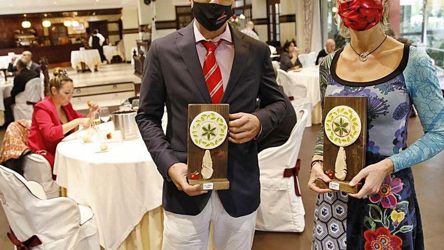 José Expósito y Jana Prochazkova, ayer, con sus premios.