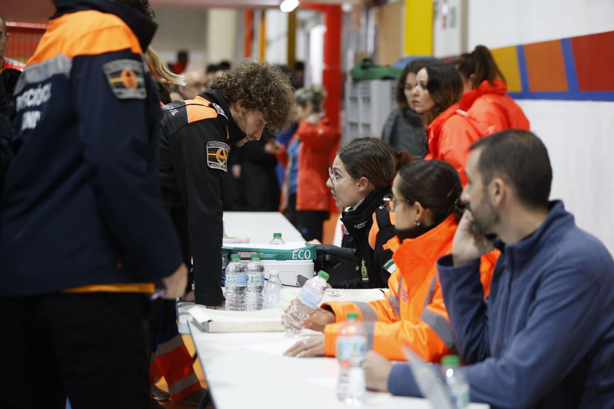 RONDA (MÁLAGA), 05/02/2026.- Miembros de Protección Civil trabajan este jueves, en el polideportivo de El Fuerte de Ronda (Málaga), donde se va a recibir a los desalojados de Grazalema (Cádiz). La ciudad de Ronda (Málaga) espera recibir a los vecinos del cercano pueblo de Grazalema (Cádiz), a los que acogerá tras ser desalojados por las consecuencias de la borrasca Leonardo, en el polideportivo de El Fuerte y en el Centro de Mayores. EFE/ Jorge Zapata