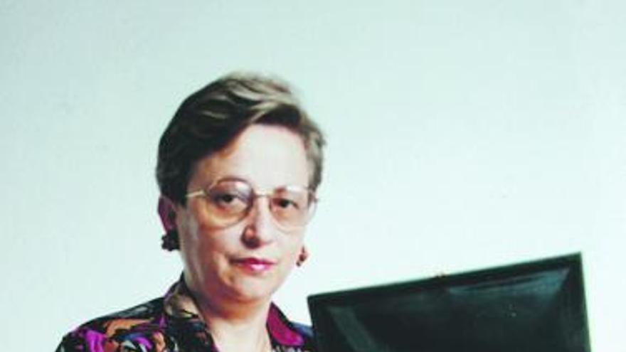 Ofelia García, con uno de los reconocimientos recibidos por su labor.