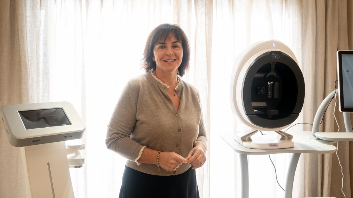 Noèlia Jiménez, en una de las salas de tratamiento de Dermika Longevity.