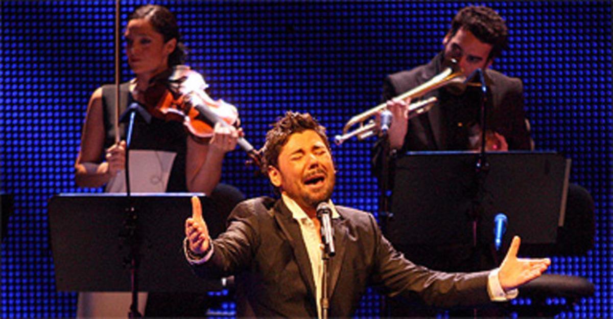 Miguel Poveda, dilluns al Liceu; al fons Olvido Lanza (violí) i Julián Sánchez (trompeta).