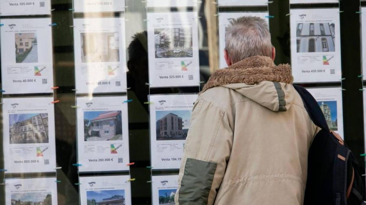 Un hombre observa los anuncios de una inmobiliaria situada en el Ensanche de la capital gallega